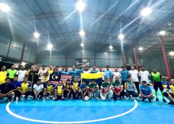 PARA pemain daripada PWP, Pemuda UMNO negeri, Pemuda Pas negeri dan AMK negeri bergambar dalam perlawanan futsal santai empat penjuru sempena sambutan Hari Malaysia di R7 Futsal Center, Arau, Perlis malam tadi.-UTUSAN/ASYRAF MUHAMMAD