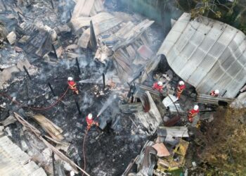 Dua beradik rentung dalam kebakaran enam buah rumah di di Kampung Pulutan, Menggatal di Kota Kinabalu semalam.-Ihsan Bomba