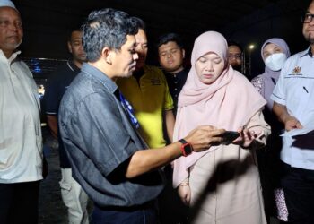 FADHLINA Sidek (dua dari kanan) melihat rakaman dron dan gambar yang diambil oleh seorang pegawai PPD dalam kejadian  kebakaran bangunan kelas di SK Permatang Tok Kandu, Pulau Pinang petang tadi.