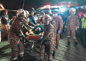 KEADAAN kemalangan yang menyebabkan seorang pelancong Singapura maut manakala tiga yang lain cedera selepas van persiaran dinaiki mereka terbabas ke cerun sedalam enam meter di Bukit Genting, Balik Pulau, Pulau Pinang malam tadi. - Pic: IQBAL HAMDAN