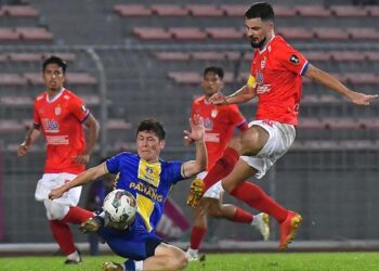 PEMAIN Sri Pahang menghalang kapten KL City, Poulo Josue daripada membuat percubaan dalam pertembungan suku akhir pertama Piala Malaysia di Stadium Bolasepak Kuala Lumpur.
