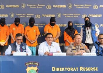POLIS Metro Jaya mengadakan sidang akhbar mengenai tangkapan lima suspek yang dikaitkan dengan penghasilan filem lucah di Jakarta Selatan. - AGENSI
