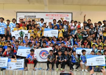 PASUKAN-PASUKAN yang mengungguli Kejohanan Bola Sepak 7 Sebelah bawah lapan dan 10 tahun ‘The Silent Killer Cup 2023′ bergambar dengan hadiah kemenangan masing-masing di  Padang Bola Sepak Kampung Rawai, Marang, semalam.