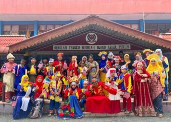 MURID-murid Sekolah Tengku Budriah (STB) memperagakan pakaian mengikut kaum dan etnik masing-masing bagi menyemarakkan lagi sambutan Majlis Penutup Bulan Kebangsaan di STB, Arau, Perlis hari ini. -UTUSAN/ASYRAF MUHAMMAD