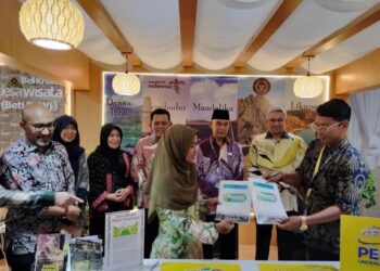 KU Hasrin Ku Abdul Rahman (kanan) dan 
Nurfatilla Afidah menandatangani MoU bagi meneroka dan membangunkan peluang ekonomi dalam sektor pelancongan
sempena Expo Malaysia-Thailand Growth Triangle (IMT-GT) dan kempen Visit IMT-GT 2023-2025 di Batam, Riau, Indonesia hari ini.-UTUSAN