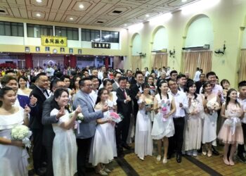 CHOW Kon Yeow (tengah) ketika menghadiri majlis  perkahwinan beramai-ramai sempena sambutan Hari Pendaftaran Negara 2023, di Dewan Perhimpunan Cina, di George Town, Pulau Pinang hari ini.