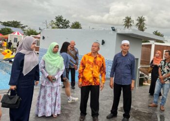 WAN Badariah Wan Saad (dua dari kiri) dan Mohd Shukri Ramli (kanan) meninjau kawasan sekitar Country Road Homestay sempena majlis pembukaan inap desa berkenaan di Simpang Empat, Arau, Perlis semalam.-UTUSAN/ASYRAF MUHAMMAD