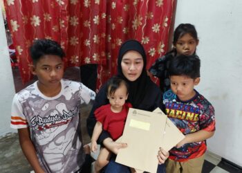 NUR AMMERA Atan bersama empat anaknya ketika menerima kunjungan pegawai Perkeso di rumah keluarganya di Machang Bubok, Pulau Pinang hari ini.