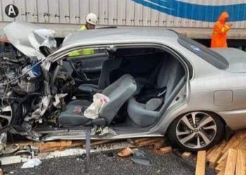 KEADAAN kereta Toyota Corolla yang dinaiki lima sekeluarga termasuk seorang warga emas yang terbunuh dalam kemalangan jalan raya melibatkan tujuh buah kenderaan termasuk dua treler, di KM164.8 PLUS berhampiran susur keluar Bukit Minyak-Sungai Bakap, Pulau Pinang awal pagi tadi.