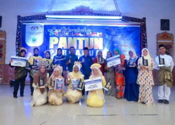 PARA pemenang bergambar bersama 
dalam pertandingan pantun perpaduan peringkat negeri ini bagi tahun 2023 yang berlangsung di  SMK Agama Arau Tahfiz Model Ulul Albab (TMUA), Arau, Perlis semalam.-UTUSAN