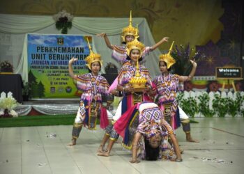 MURID-murid dari Anuban Satun School, Thailand menyajikan persembahan kebudayaan negara itu sempena program Perkhemahan Unit Beruniform Jaringan Antarabangsa Celik SK Sena - Anuban Satun School, Thailand di SK Sena, Kangar, Perlis malam tadi.-UTUSAN/IZLIZAN OTHMAN