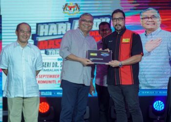 SHAMSUL Anuar Nasarah (dua dari kiri) menyerahkan kad Kempen 1 Juta Ahli Skuad Antidadah kepada Presiden Persatuan Seniman Malaysia, Zed Zaidi (kanan) pada Hari Agensi Antidadah Kebangsaan (AADK) bersama Masyarakat di IWK Eco Park di sini, semalam..-UTUSAN/FARIZ RUSADIO