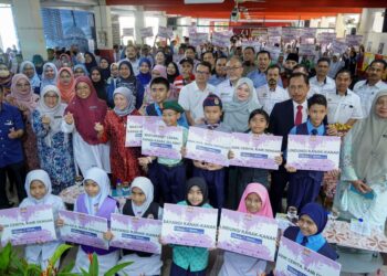 NANCY Shukri bersama Menteri Pendidikan, Fadhlina Sidek bergambar bersama para pelajar selepas merasmikan Program Advokasi Perlindungan Kanak-kanak: Kasih Kanak-kanak di Sekolah Kebangsaan Seri Tasik di sini, hari ini. -UTUSAN/FARIZ RUSADIO