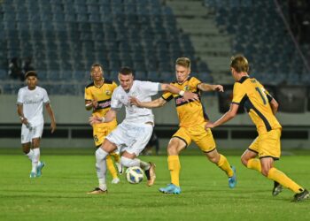 IVAN Mamut (tengah) dikawal ketat pemain Central Coast Mariners dalam perlawanan AFC Cup di Stadium Sultan Mizan Zainal Abidin, Gong Badak, Kuala Nerus, sebentar tadi. - UTUSAN/PUQTRA HAIRRY ROSLI