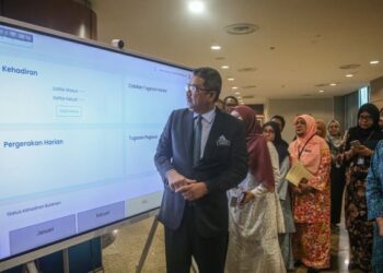AHMAD Terrirudin Mohd. Salleh ketika mengetik perakan masa sebaik melaporkan diri sebagai Peguam Negara baharu di Jabatan Peguam Negara, Putrajaya. - UTUSAN/FAIZ ALIF ZUBIR