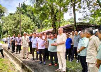 Al-SULTAN Abdullah (tengah)  dan Sultan Nazrin Muizzuddin Shah  (kanan) berkenan mendengar sembah taklimat berkaitan rusa di Pusat Menyelamat Hidupan Liar Kebangsaan (NWRC) di Sungkai, Tanjung Malim hari ini. - UTUSAN