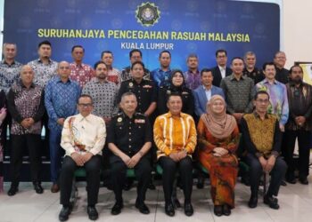AHMAD Jazlan (tengah) bersama peserta bergambar pada program Pemantapan Antirasuah dan Integriti bersama Felcra Berhad.