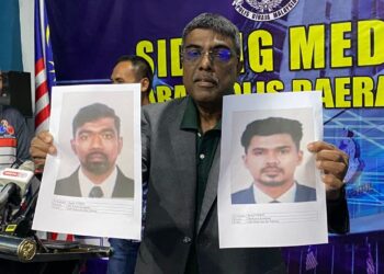 ALLAUDEEN Abdul Majid menunjukkan gambar dua lelaki warganegara Sri Lanka yang dicari polis bagi membantu siasatan penemuan tiga mayat warga asing di dalam stor sebuah rumah kedai dua tingkat di Jalan Perhentian  Kampung Kovil Hilir, Kuala Lumpur.