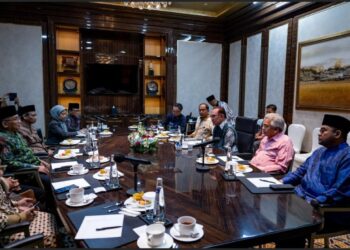 ANWAR Ibrahim menerima kunjungan hormat Yahya Cholil Tsaquf bersama delegasinya selepas program Temu Anwar Jakarta di Indonesia, semalam. - FB ANWAR IBRAHIM