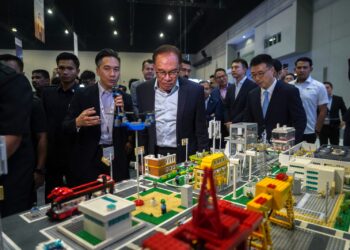 ANWAR Ibrahim melawat Pameran Huawei Malaysia ICT Summit, di MITEC, Kuala Lumpur, hari ini. - UTUSAN/SHIDDIEQIIN ZON