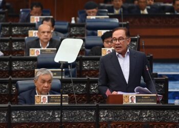ANWAR Ibrahim membentangkan Kajian Separuh Rancangan Malaysia Ke-12 (KSP RMK12) di Dewan Rakyat hari ini. - JABATAN PENERANGAN