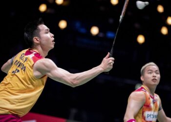 AARON Chia (kanan) dan Soh Wooi Yik melepasi pusingan pertama Terbuka China hari ini.