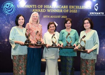 Dr. Adeeba Kamarulzaman (tengah) bersama Prof Dr. Woo Yin Ling (kanan), Prof. Marion Saville (dua dari kiri), Choo Yit Lee dan Yam Mun Li menunjukkan anugerah yang diterima ketika majlis penyampaian Anugerah Kecemerlangan Penjagaan Kesihatan UNIVANTS 2022 di ibu kota baru-baru ini.