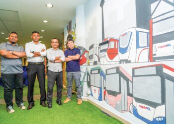 (Dari KIRI) MOHD. Azri Rosli, P. Premkumar, Suffree Abd. Ghani dan Wong Shi How bergambar bersama selepas sesi temubual berhubung penganjuran pertandingan MyRapid Hack 2023 di Kuala Lumpur, baru-baru ini. – UTUSAN/MOHD. FARIZWAN HASBULLAH