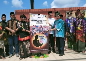 AHMAD Maslan (kanan) merasmikan Festival Silat Johor di Dataran Datuk Jalok, di Benut, Pontian, hari ini.