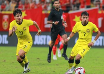 FAISAL Halim (kanan) menjarinmgkan gol kemenangan Harimau Malaya dalam aksi menentang Kyrgyzstan.