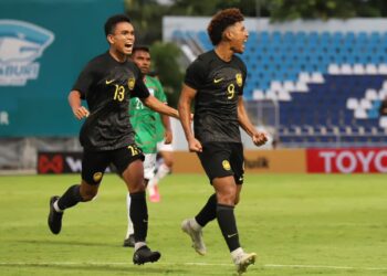 ALIFF Izwan Yuslan (kanan) meraikan jaringannya ketika menentang Bangladesh kelmarin. - IHSAN FAM