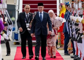 ANWAR, isteri selamat tiba di Jakarta bagi menghadiri Sidang Kemuncak ASEAN Ke-43 - FB ANWAR IBRAHIM