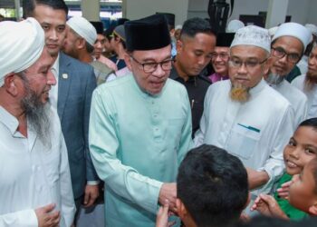 ANWAR Ibrahim bersalam dengan kanak-kanak ketika hadir menunaikan solat Jumaat di Masjid Jamek Seri Petaling, hari ini. - UTUSAN/ISKANDAR ISHAK