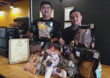 Muhamad Nazrul Akmam (kiri) dan Muhammad Naim (kanan) bersama salah seorang pekerja mereka ketika ditemui di outlet Aqeef Premium Meats dekat Tasek Gelugor, di sini, baru-baru ini.