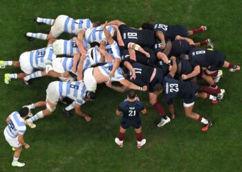 ARGENTINA (kiri) kalah dalam aksi terakhir menentang England pada 9 September lalu. - AFP