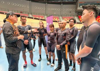 KETUA Kontinjen Negara ke Sukan Asia, Chong Kim Fatt (kiri) meninjau latihan skuad berbasikal negara yang diketuai Azizulhasni Awang (empat, kanan) menjelang temasya di Hangzhou, China yang membuka tirai 23 September ini.  – IHSAN MAJLIS OLIMPIK MALAYSIA