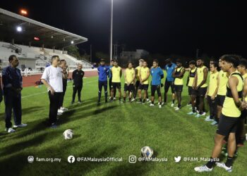 PRESIDEN FAM, Hamidin Mohd Amin (baju putih) memberi amanat kepada pemain-pemain B-23 negara menjelang aksi terakhir Kumpulan H Kelayakan Piala Asia B-23 di Bangkok, malam ini.-IHSAN FAM