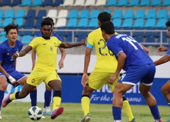 PEMAIN tengah skuad Bawah 23 tahun negara,  T. Saravanan  melakukan percubaan ke gawang Filipina pada aksi Kelayakan Piala Asia B-23 di Chonburi, kelmarin.-IHSAN FAM