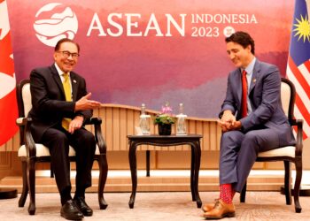 Anwar Ibrahim mengadakan perbincangan dengan Justin Trudeau dalam Sidang Kemuncak ASEAN ke-43 di Jakarta, semalam. – AFP