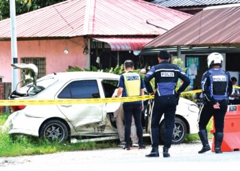 KENDERAAN yang dinaiki suspek ditemukan terbabas di Tok Bok, Labok, Machang, Kelantan semalam. 
– UTUSAN/KAMARUL BISMI KAMARUZAMAN