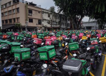 Kerajaan disaran fokus mengurangkan pekerja kurang mahir terutama dalam kalangan pekerja  p-hailing yang memperoleh pendapatan bawah RM3,000 sebulan. - Gambar hiasan