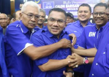 AMIZAR ABU ADAM (tengah) dipeluk penyokong selepas diumumkan sebagai calon BN PRK Pelangai. - UTUSAN/ SALEHUDIN MAT RASAD