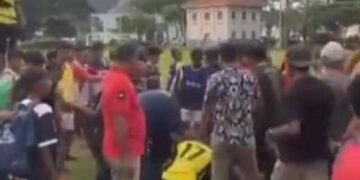 RAKAMAN video kekecohan pada perlawanan Liga Bola Sepak Ipoh 19 September lalu yang tular dalam media sosial. - UTUSAN