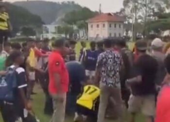 RAKAMAN video kejadian tular kekecohan yang berlaku di padang bola sepak di Taman Dr Seenivasagam di Ipoh kelmarin. - UTUSAN