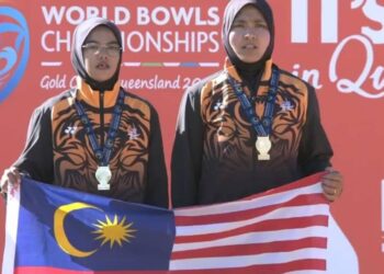 ALEENA Nawawi (kiri) dan Nur Ain Nabilah Tarmizi bersama pingat emas yang dimenangi dalam acara beregu wanita pada Kejohanan Boling Padang Dunia di Gold Coast, Australia hari ini. – IHSAN MSN