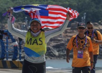 PELAYAR negara, Nur Shazrin Mohamad Latif menyumbangkan pingat emas kontinjen Malaysia dalam Sukan Asia 2022 di Hangzhou, China apabila menjuarai saingan ILCA 6 wanita di Tasik Dongqian semalam. – BERNAMA