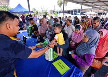 ORANG ramai beratur panjang untuk membeli beras dalam Program Jualan Rahmah Beras di Pusat Operasi FAMA Senawang, Seremban semalam. – UTUSAN/MOHD. SHAHJEHAN MAAMIN