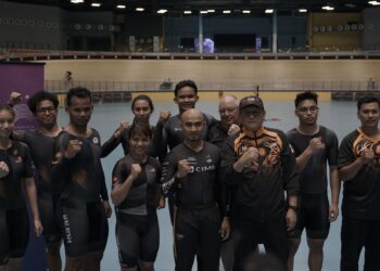 AZIZULHASNI Awang (dua dari kiri) bersama rakan sepasukannya yang bakal membawa cabaran di Sukan Asia 2023.-IHSAN MOM