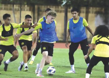FERGUS Tierney (tengah) bersama skuad bawah 23 tahun Malaysia melakukan persiapan akhir di Chonburi, Thailand semalam menjelang pertemuan menentang Filipina hari ini. – IHSAN FAM
