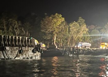 LORI membawa muatan pasir memunggah bahan itu ke dalam tongkang yang berlabuh di pantai Pasir Panjang, lokasi pendaratan penyu di Lumut malam dan awal pagi tadi. - UTUSAN/IHSAN KUASA
